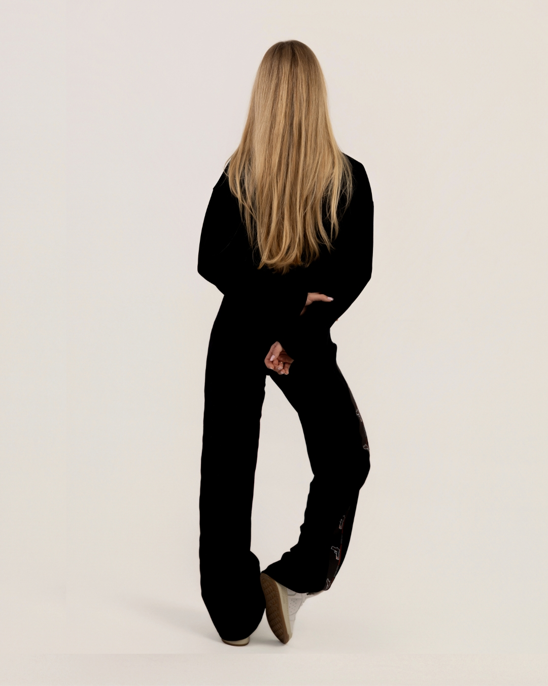 Elegancki czarny dres welurowy GoldKiller Welur Wide, klasyczny fason z szeroką nogawką.