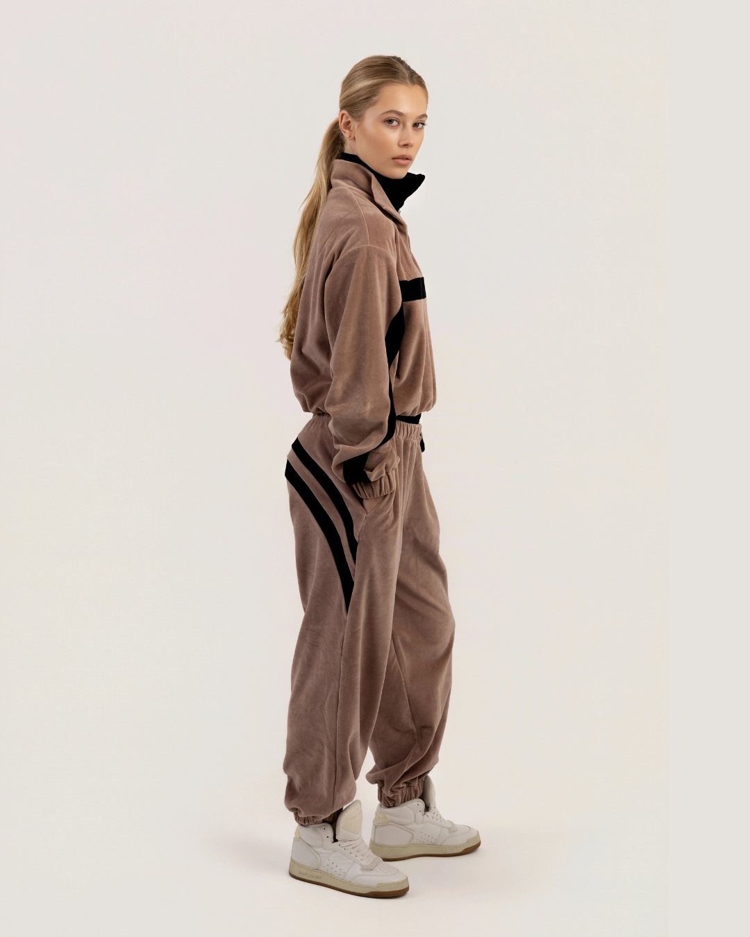Detal luksusowego dresu welurowego GoldKiller Velvet Icon, kolor taupe i czarny.