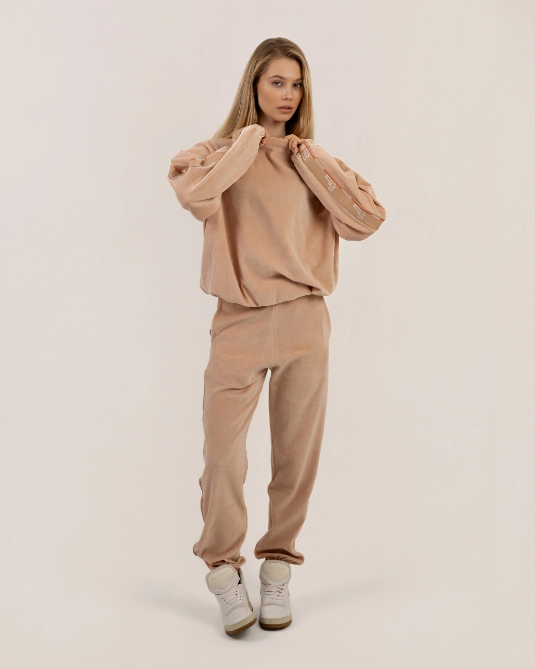 Damski komplet dresowy z luksusowego weluru marki GoldKiller, minimalistyczny krój, elegancki dres velvet.