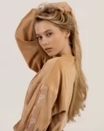 Luźna bluza welurowa GoldKiller, miękki połyskujący materiał velvet, nowoczesny fason damski typu oversize.