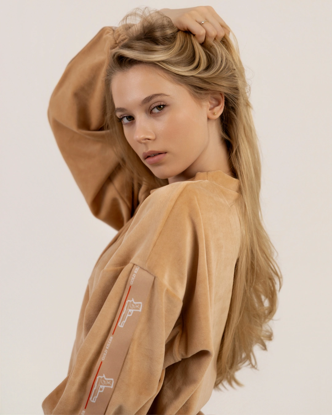 Luźna bluza welurowa GoldKiller, miękki połyskujący materiał velvet, nowoczesny fason damski typu oversize.