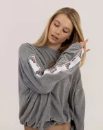Luźna bluza welurowa GoldKiller, miękki połyskujący materiał velvet, nowoczesny fason damski typu oversize.