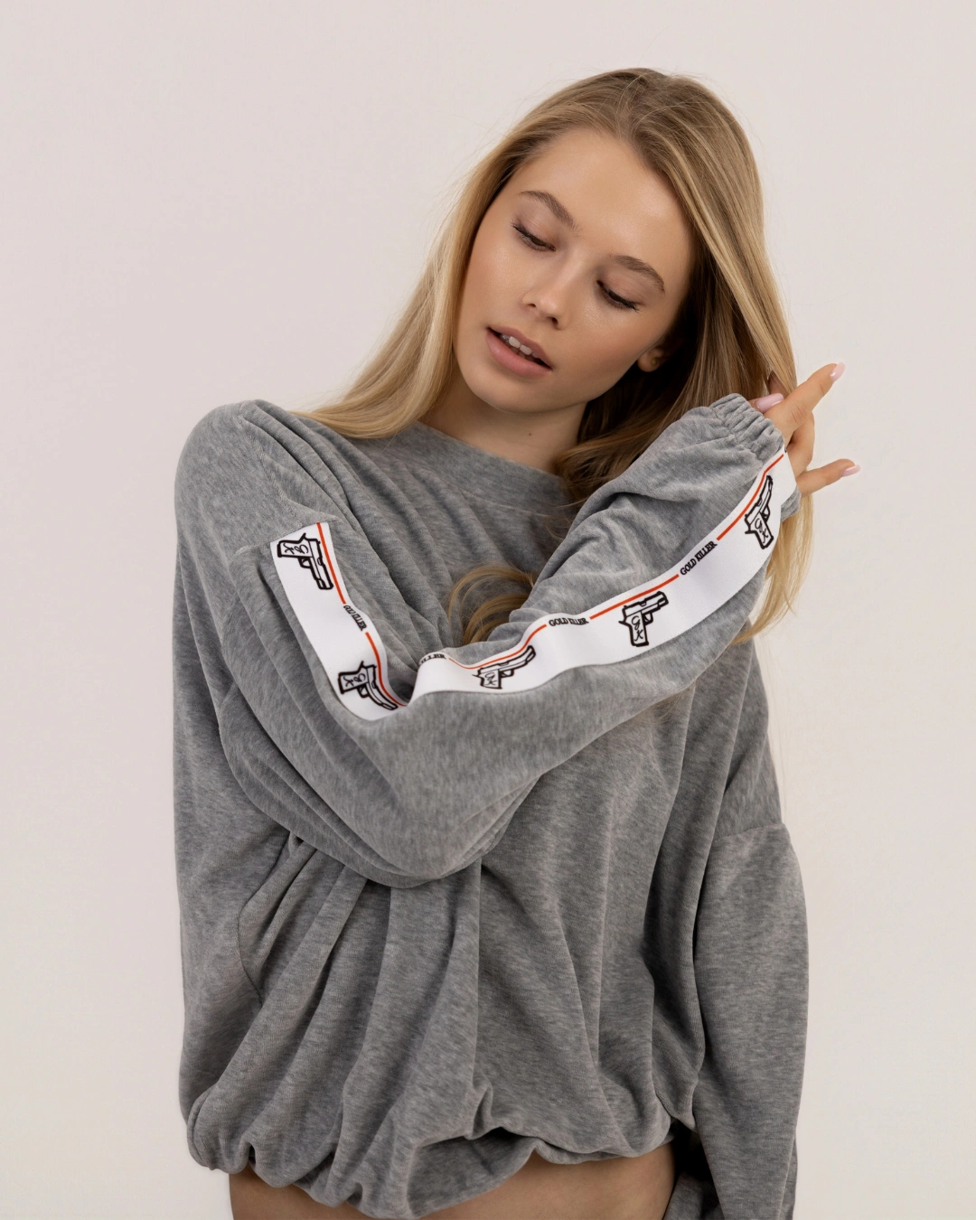 Luźna bluza welurowa GoldKiller, miękki połyskujący materiał velvet, nowoczesny fason damski typu oversize.