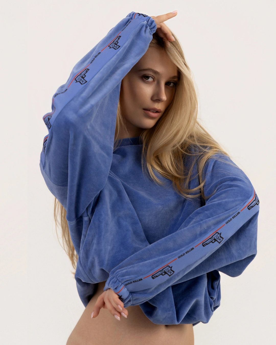 Luźna bluza welurowa GoldKiller, miękki połyskujący materiał velvet, nowoczesny fason damski typu oversize.