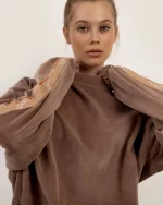 Luźna bluza welurowa GoldKiller, miękki połyskujący materiał velvet, nowoczesny fason damski typu oversize.